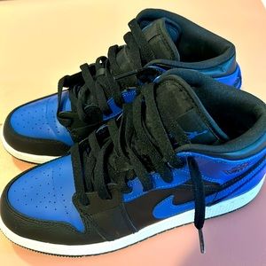Air Jordan ,color blue and black,size 5.5,unisex big kids